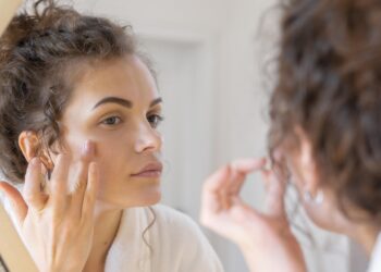 💆♀️ Dormir mal dá rugas? Veja como o sono afeta sua beleza