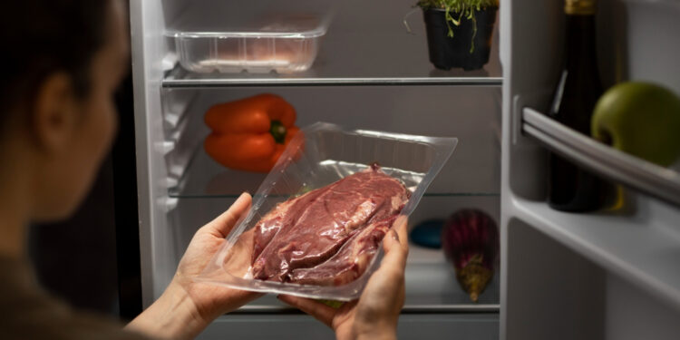 Geladeira: todo mundo usa, ninguém quer limpar